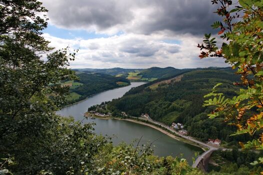 Auf der Anhöhe des Sankt Muffert mit einem weiten Blick über den Diemelsee und der Staumauer