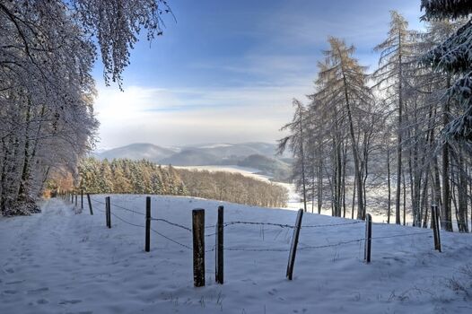 Blick von der Ostseite des Immesberge über die verschneite Landschaft Richtung Benkhausen