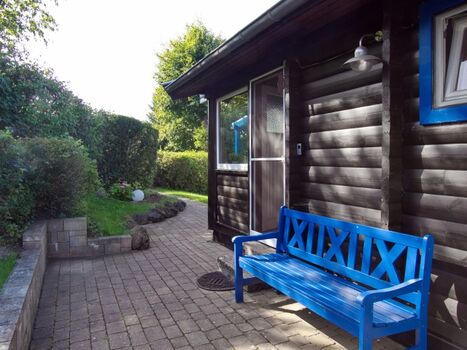 Bank und Platz vor dem Eingang zum Ferienhaus