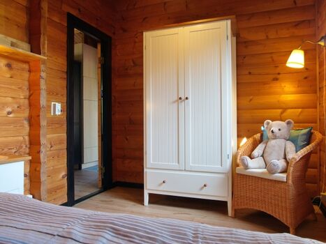Schlafzimmer 2 Kleiderschrank und Korbsessel