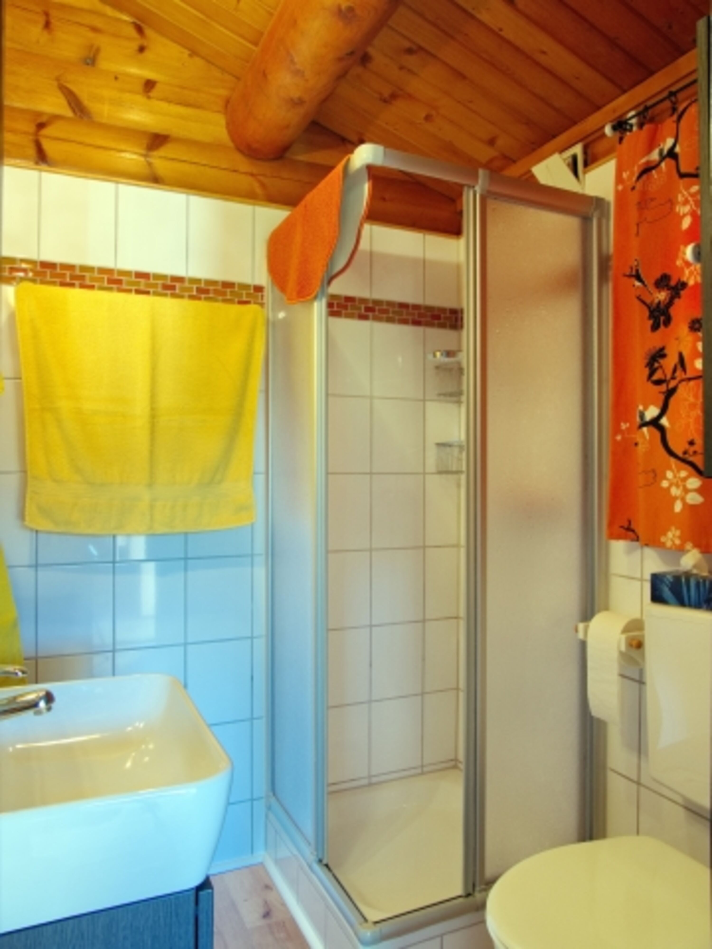 Bad mit Dusche, Waschbecken, WC