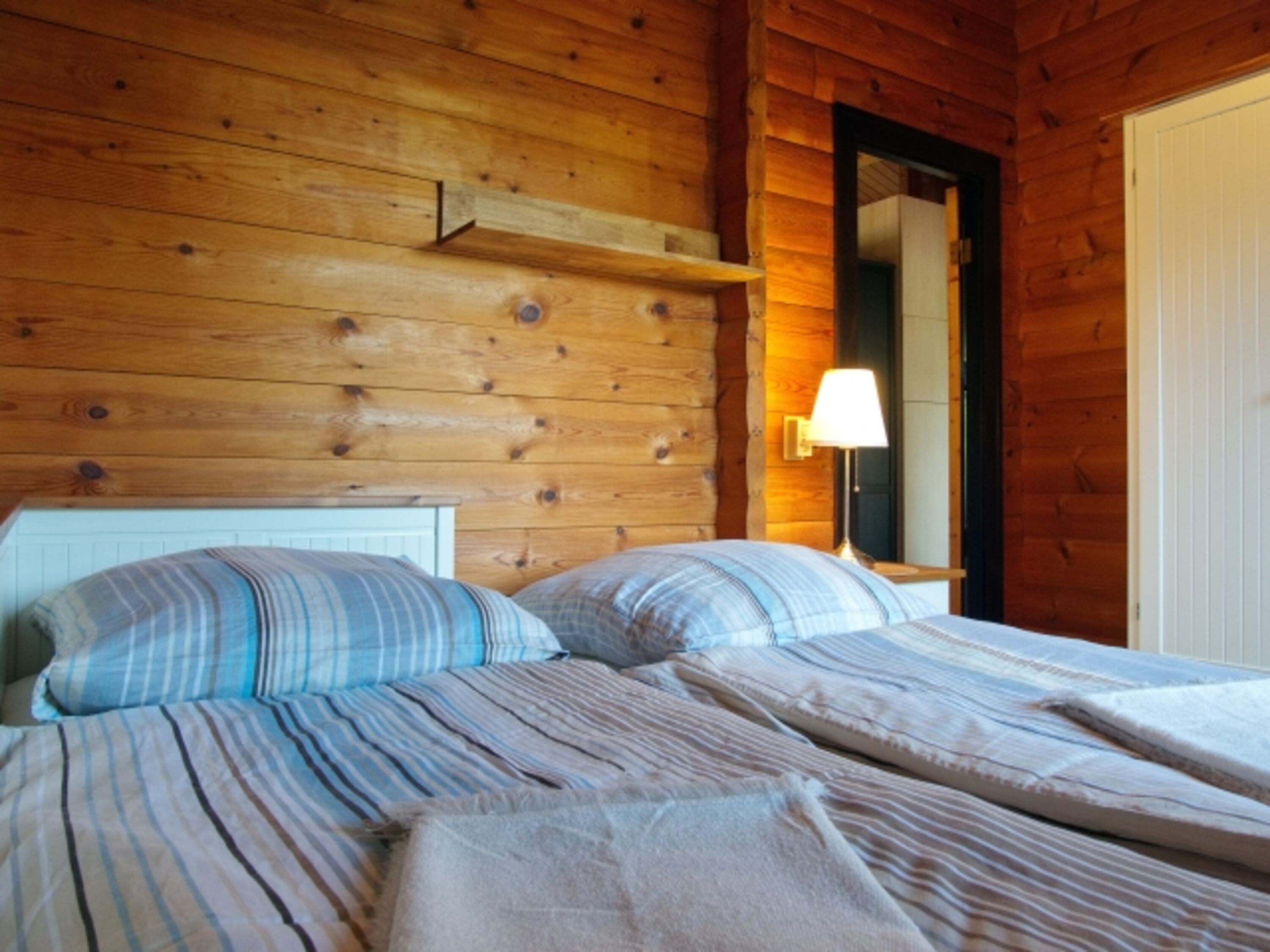 Schlafzimmer 2 mit auf Wunsch ausgezogenem Kojenbett 160x200 cm