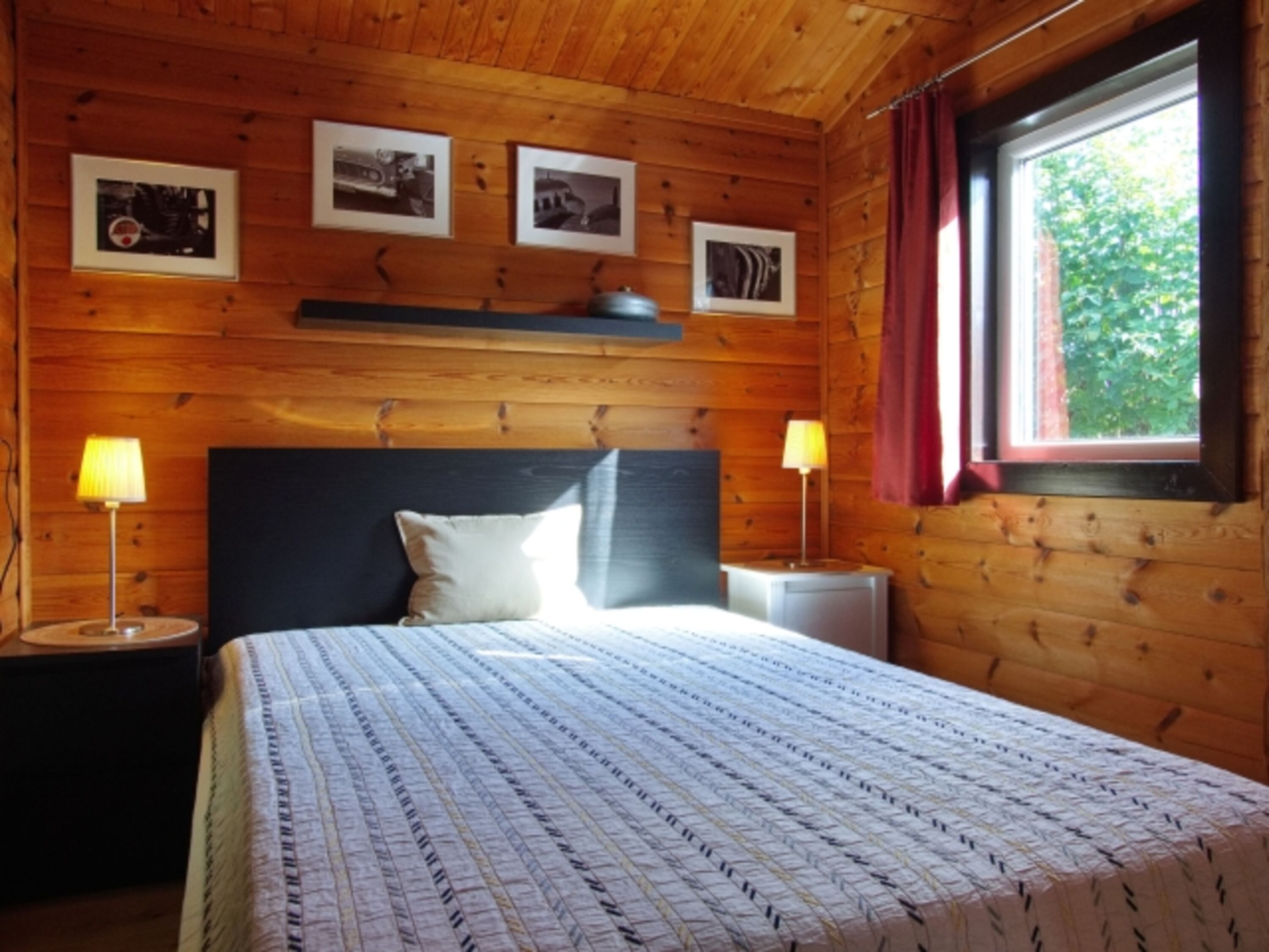 Schlafzimmer 1 mit französischem Doppelbett 140x200 cm (standardmäßig bezogen)
