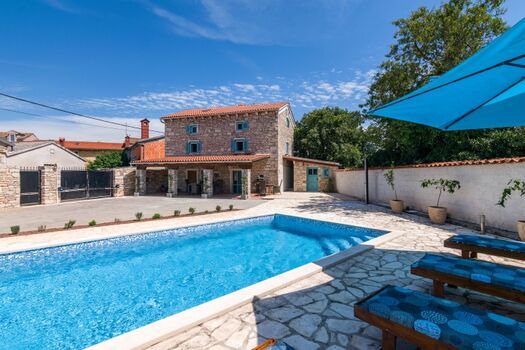 Außenansicht mit Pool