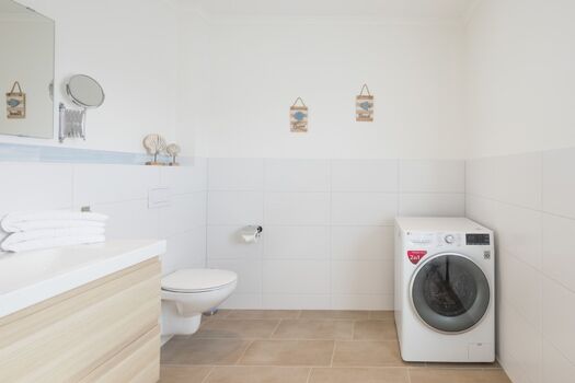 Geräumiges Badezimmer mit Waschmaschine