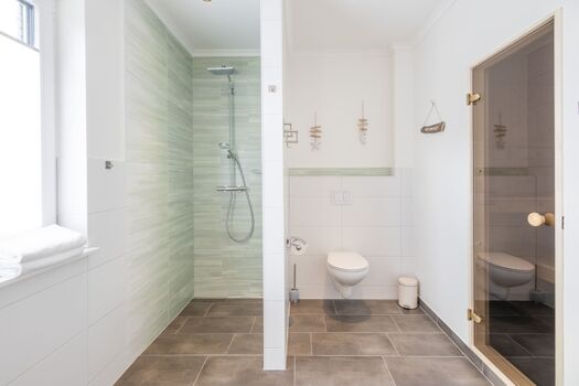 Helles Bad mit ebenerdiger Dusche