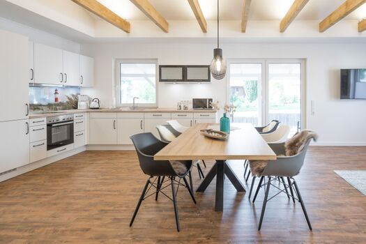 Moderne Küche mit Essbereich für die ganze Familie