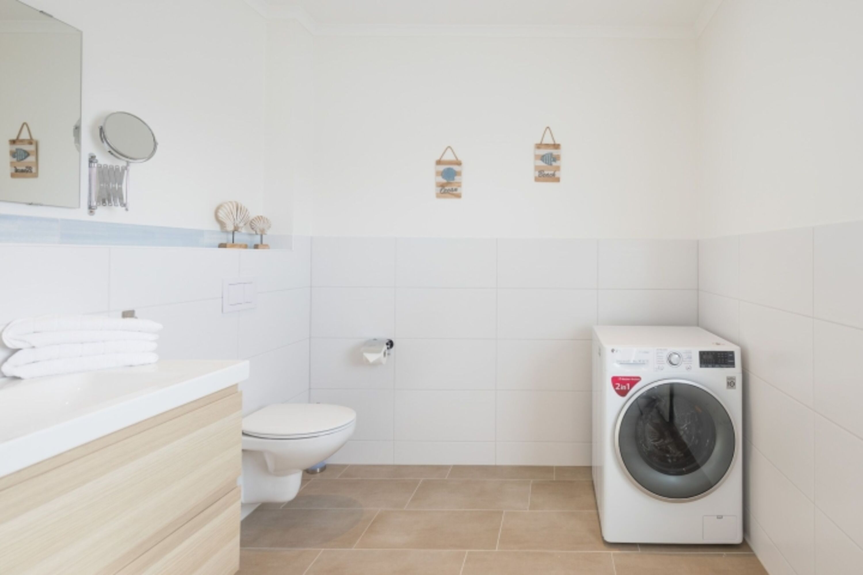 Geräumiges Badezimmer mit Waschmaschine
