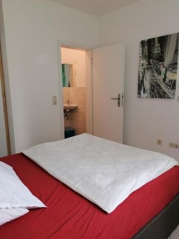 Schlafzimmer mit kleinem WC