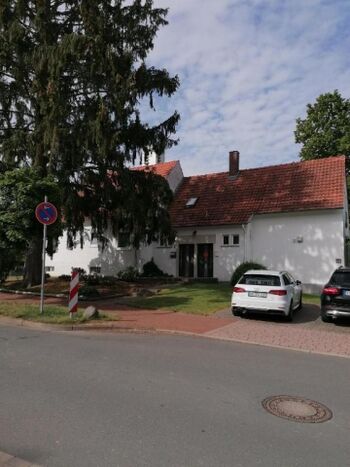 Eingang und Parkplätze