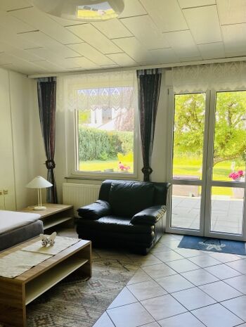 Wohnzimmer mit Ausgang und Blick in den Garten