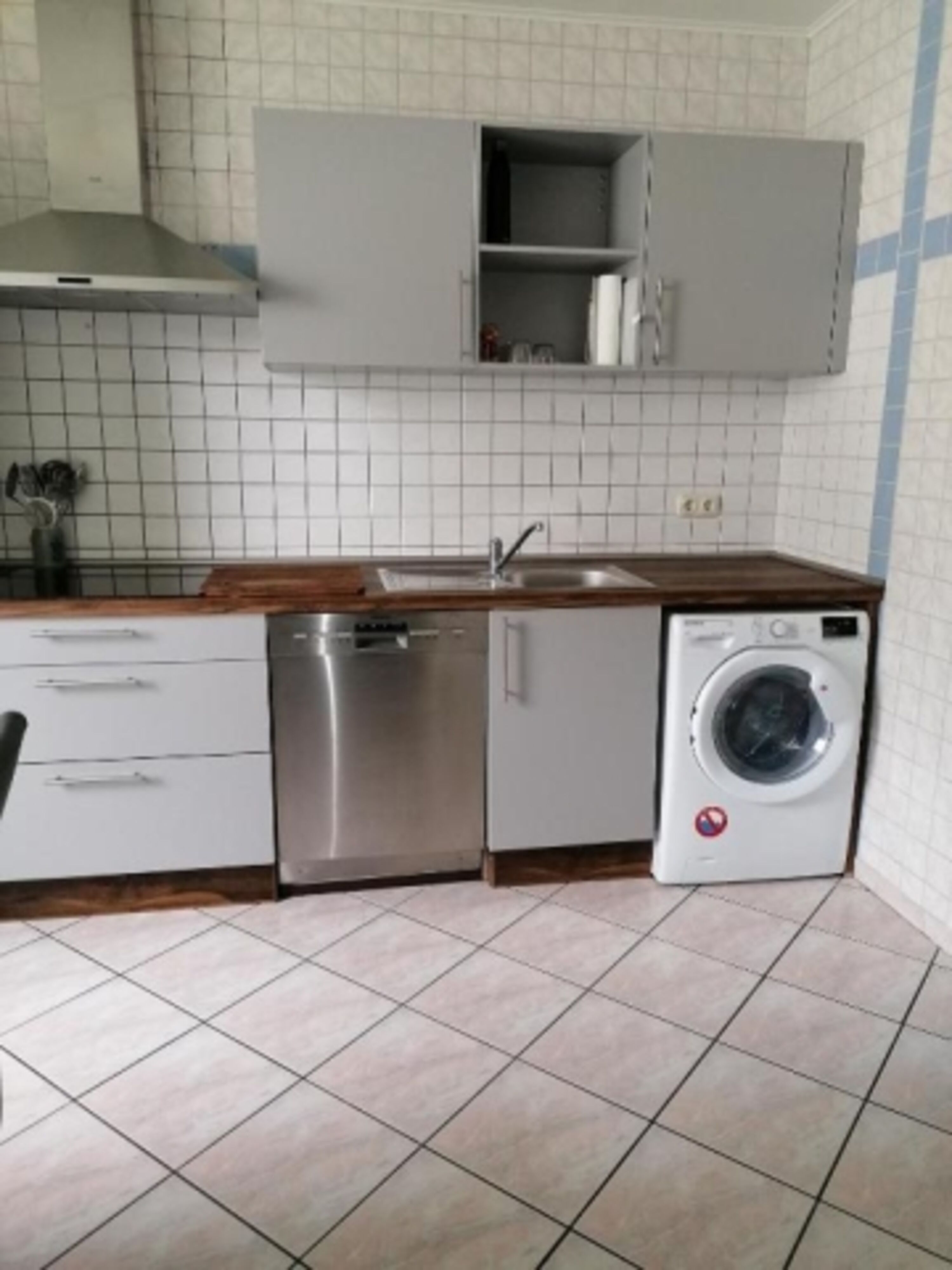Küche mit Wasch- und Spülmaschine