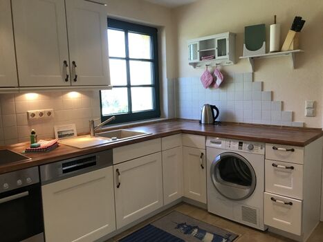 Küche mit Wäschetrockner
