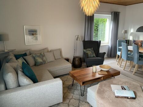 Der helle Wohnbereich des Ferienhauses.