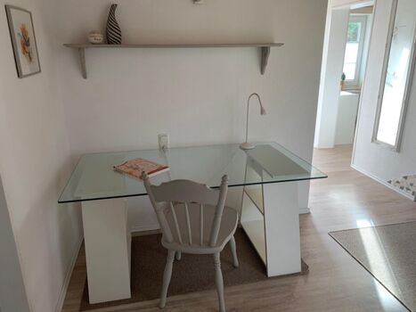 Eine gemütliche home office Ecke im großen Wohnflur.