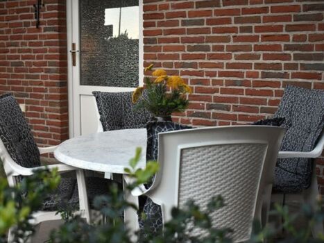 Die Terrasse ist möbliert und Garten eingezäunt.