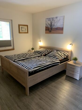 Doppelbett im Schlafzimmer 2