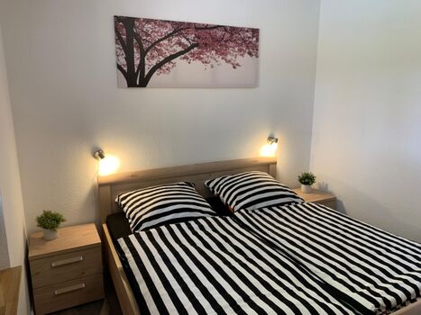 Doppelbett im Schlafzimmer 1