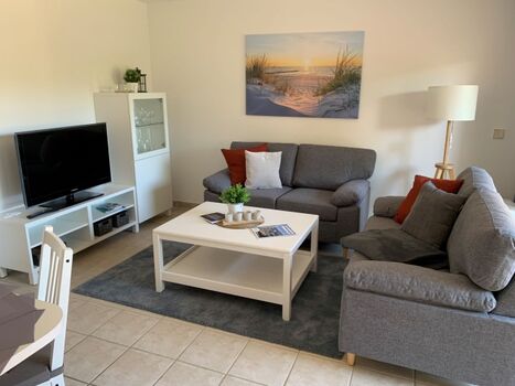 Der helle Wohnbereich mit TV.