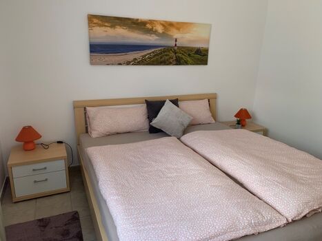 Das Schlafzimmer mit Doppelbett.