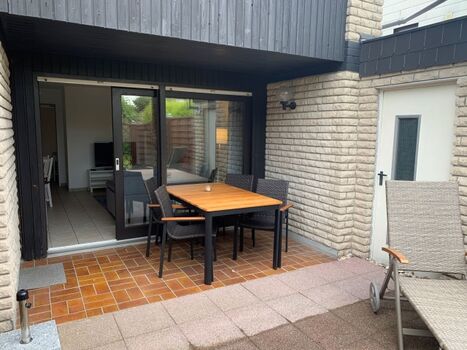 Die Terrasse ist teilüberdacht.