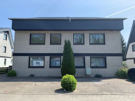 Die Vorderseite mit PKW Stellplätzen.