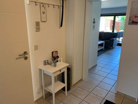 Der Flur verfügt über einen großen Einbauschrank.