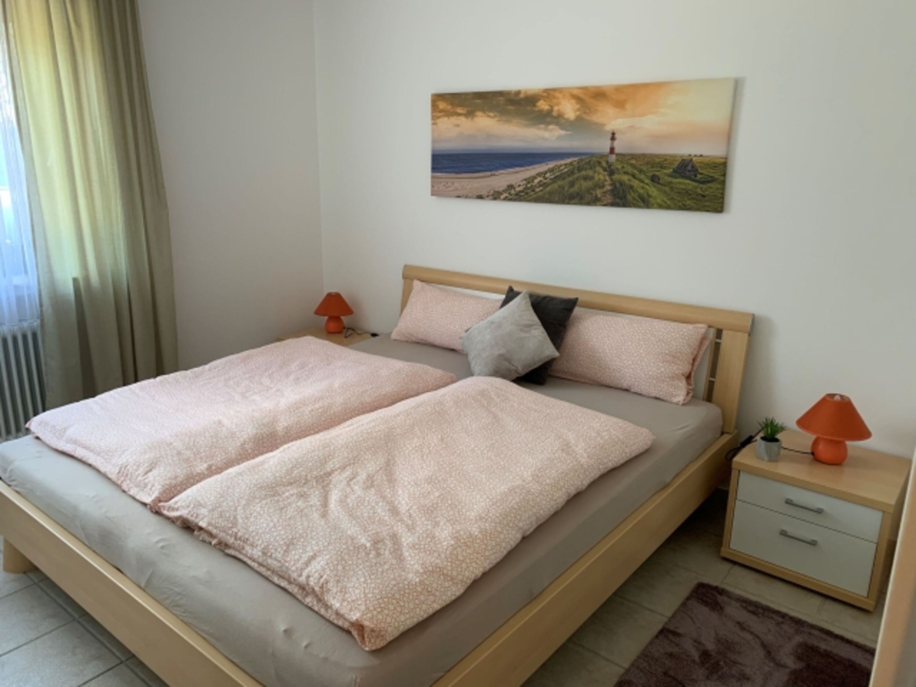 Das helle Schlafzimmer mit Kleiderschrank.