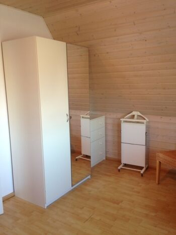Kleiderschrank in Doppelbettzimmer