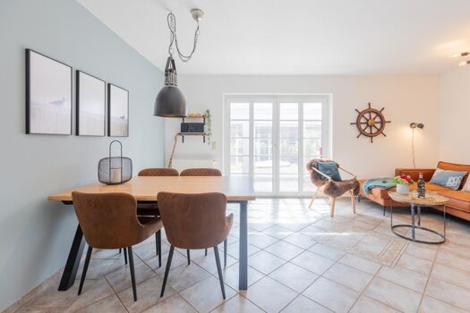 Esstisch im hellen Wohnbereich