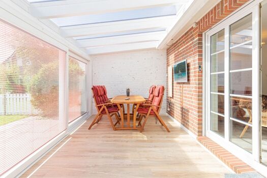 Geräumiger und lichtdurchfluteter Wintergarten 