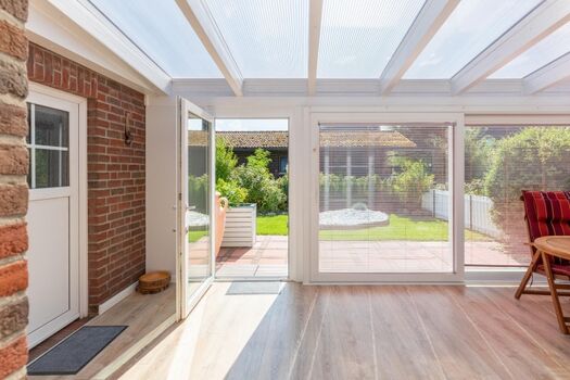 Wintergarten mit Blick auf den hübschen Garten