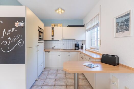 Gut ausgestattete offene Küche