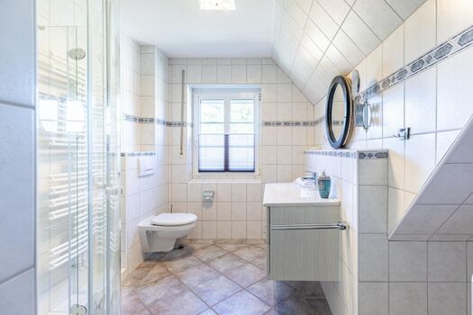 Helles Badezimmer mit Fenster