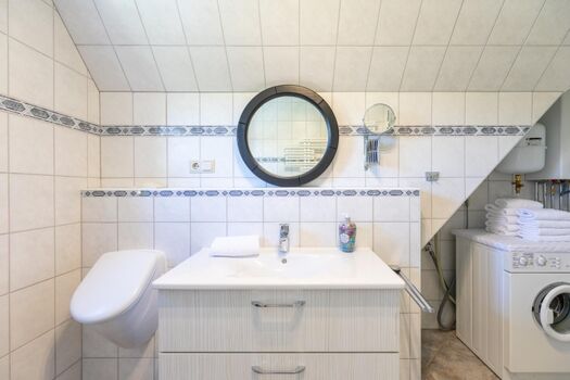 Eines der Badezimmer mit Waschmaschine