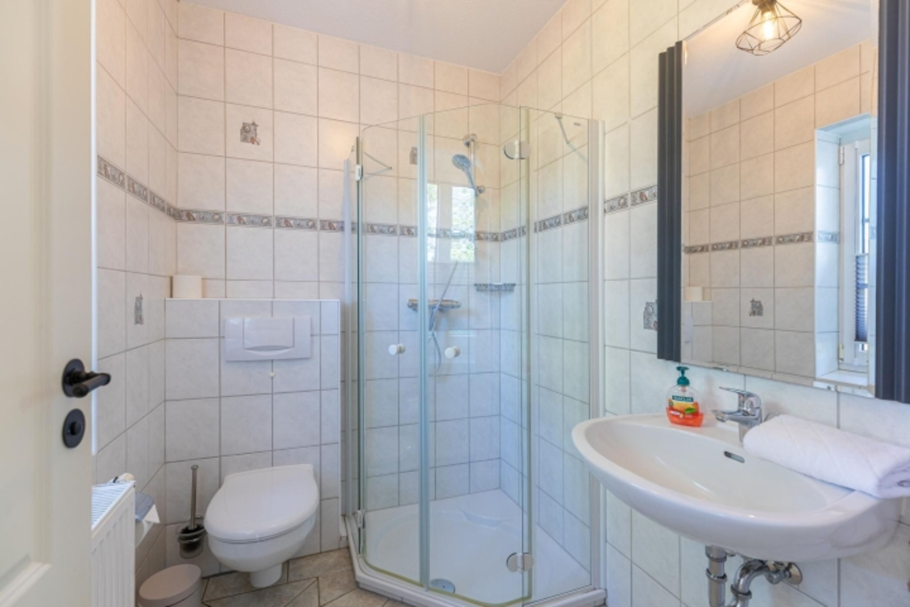 Eines der Badezimmer mit Dusche