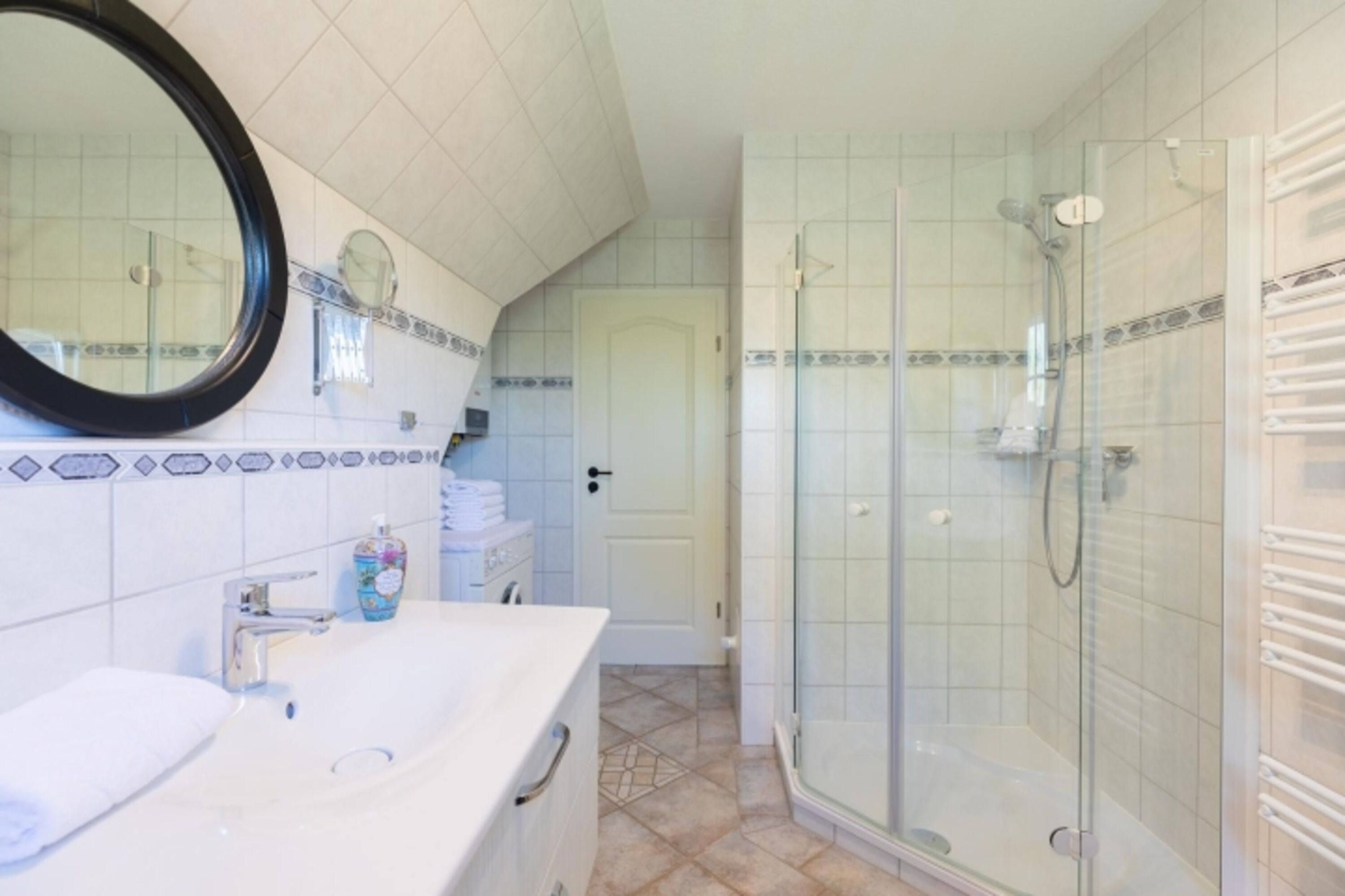 Eines der Badezimmer mit Waschmaschine