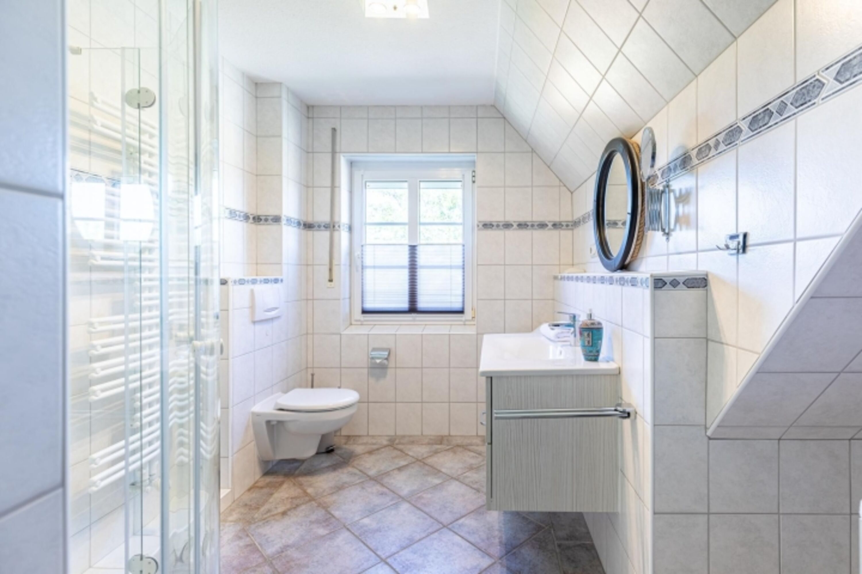 Helles Badezimmer mit Fenster
