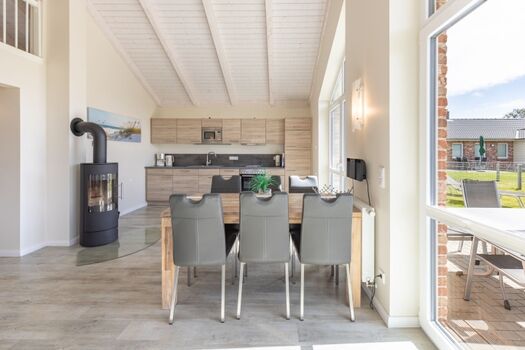 Heller offener Essbereich