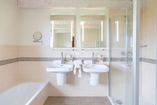 Badezimmer mit Dusche, Wanne und Sauna