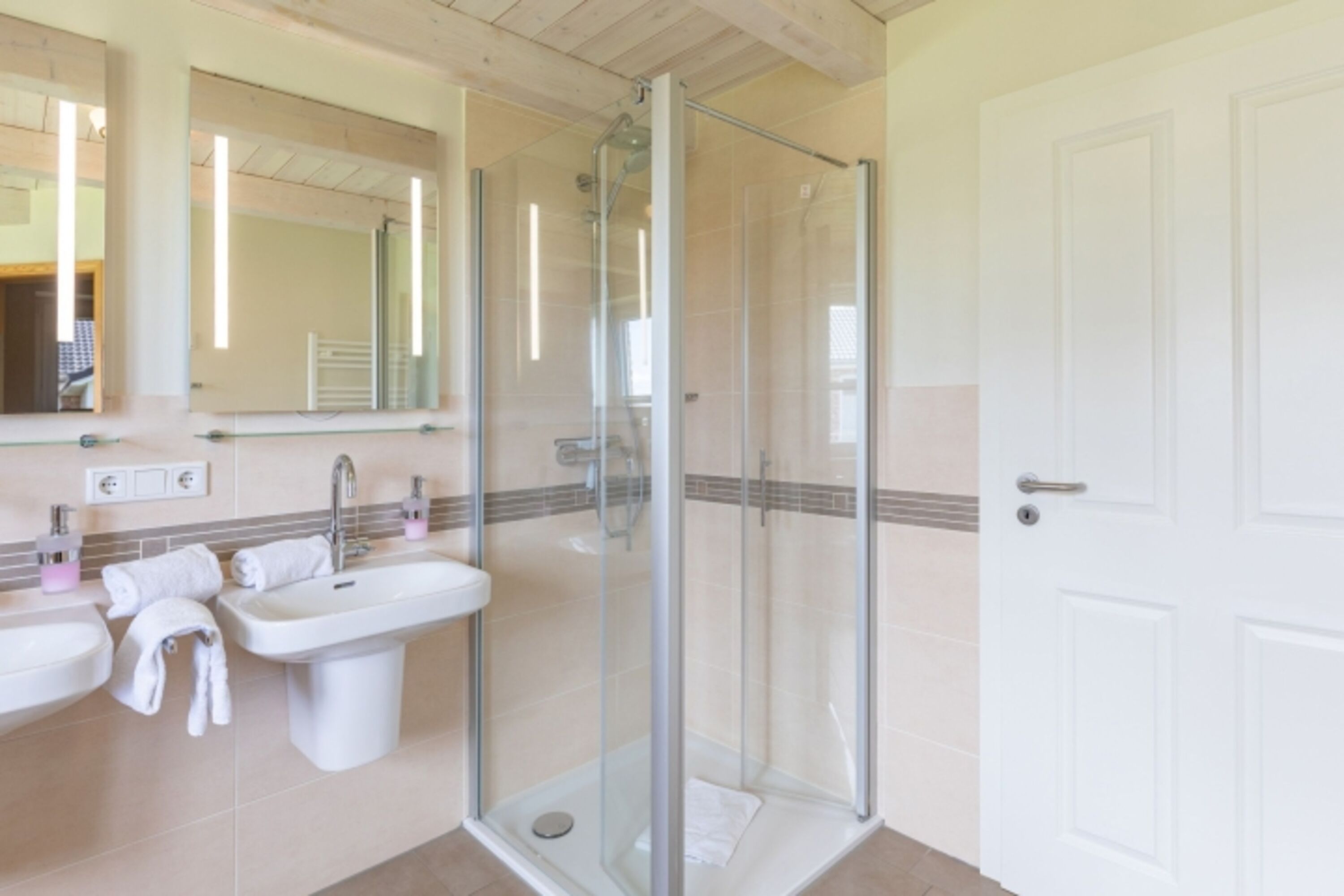 Badezimmer mit Dusche, Wanne und Sauna