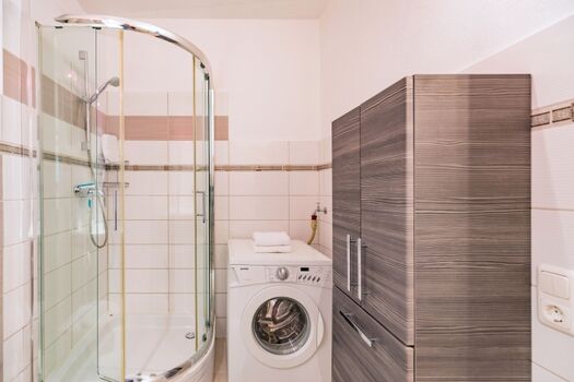 Sandloper - Modernisiertes Badezimmer mit Waschmaschine 