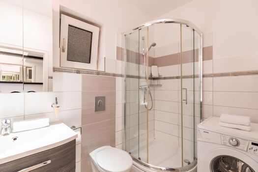 Sandloper - Modernisiertes Badezimmer mit Waschmaschine
