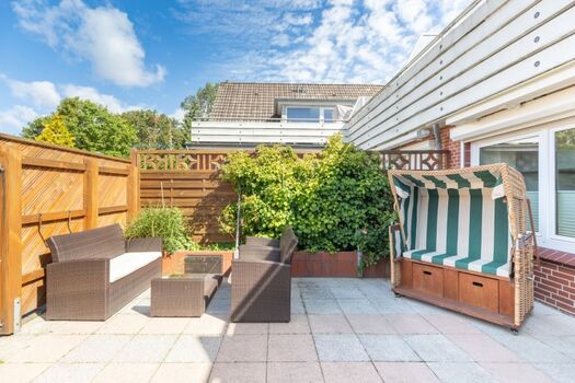 Sandloper - Terrasse mit Strandkorb