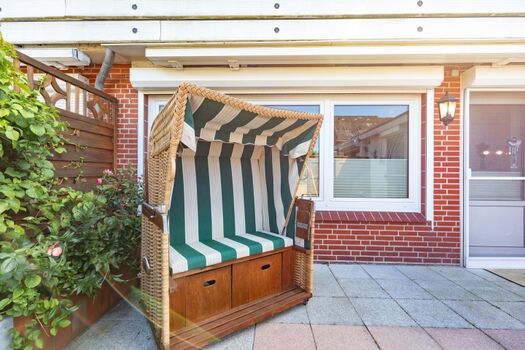 Sandloper - Terrasse mit Strandkorb 