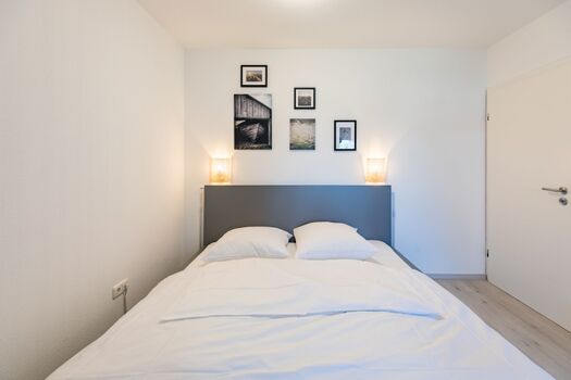 Sandloper - Hauptschlafzimmer mit großem Doppelbett (180x200cm)