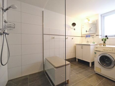 Badezimmer mit Waschmaschine
