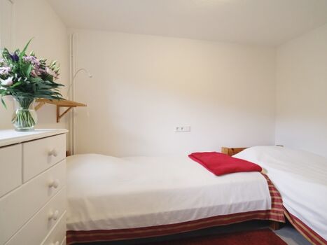 Schlafzimmer mit zwei Einzelbetten