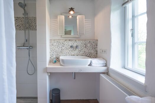 Badezimmer mit einer bodengleichen Dusche