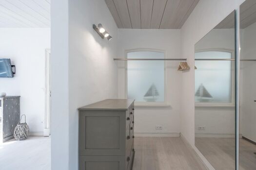 Kommode und Spiegel in einem der beiden Schlafzimmer